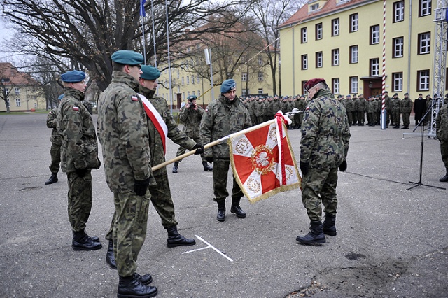 Generał brygady Ireneusz Bartniak przejmuje dowództwo nad 12 Szczecińską Dywizją Zmechanizowaną. Fot. Łukasz Szełemej [PR Szczecin] Szczecińska Dwunastka ma nowego dowódcę [ZDJĘCIA]