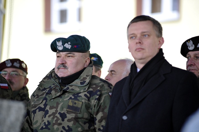 Generał brygady Ireneusz Bartniak przejmuje dowództwo nad 12 Szczecińską Dywizją Zmechanizowaną. Fot. Łukasz Szełemej [PR Szczecin] Szczecińska Dwunastka ma nowego dowódcę [ZDJĘCIA]