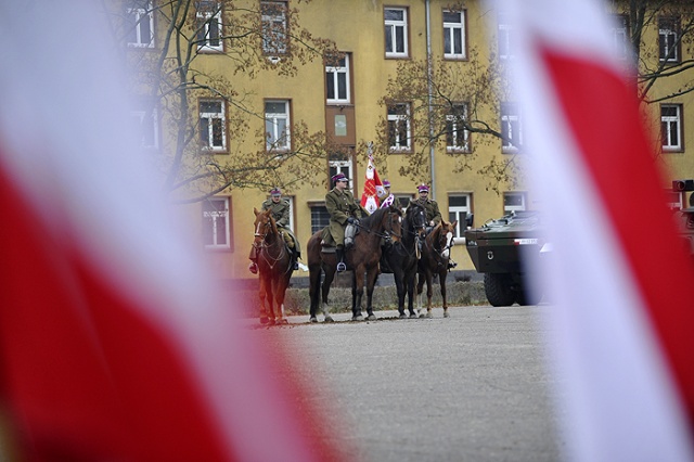 Generał brygady Ireneusz Bartniak przejmuje dowództwo nad 12 Szczecińską Dywizją Zmechanizowaną. Fot. Łukasz Szełemej [PR Szczecin] Szczecińska Dwunastka ma nowego dowódcę [ZDJĘCIA]