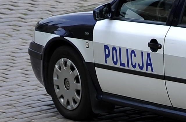 Jedna osoba została ranna w eksplozji ładunku wybuchowego w bloku mieszkalnym sąsiadującym z akademikami w krakowskich Czyżynach. Wychodzący z domu mężczyzna zobaczył pakunek, podniósł go i wtedy doszło do eksplozji.