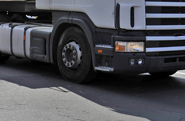 Firmy transportowe wymieniają tabor na nowocześniejszy, bo opłaty za przejazd po autostradach są uzależnione od zużycia paliwa i ilości emisji spalin. W I półroczu sprzedano 125 procent nowych tirów więcej niż rok wcześniej - czytamy w Dzienniku Gazecie Prawnej.
