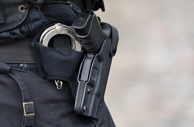 Polskie instytucje są uzbrojone po zęby, a rząd chce dać prawo do noszenia paralizatorów kolejnym służbom - pisze Dziennik Gazeta Prawna. Uprawnienia mają uzyskać: Straż Ochrony Kolei, strażnicy leśni, a także straże rybacka i łowiecka.
