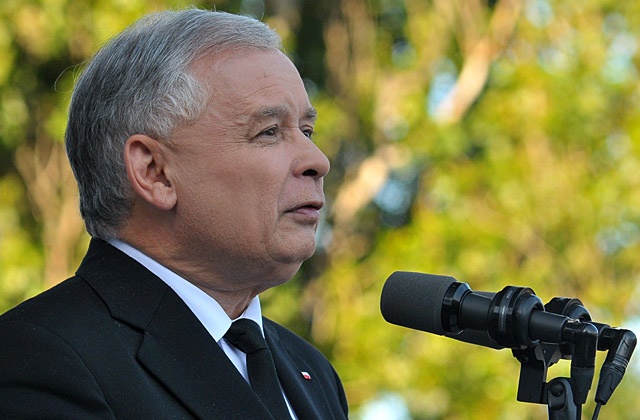 Prezes PiS uważa, że katastrofa smoleńska była wynikiem wojny rządu z prezydentem Lechem Kaczyńskim. Jarosław Kaczyński zapowiada też, że rosyjskie działania i zaniechania przyczyniły się do wypadku Tupolewa z 10 kwietnia 2010.
