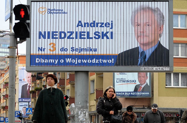 Bardzo prawdopodobne, że Platforma Obywatelska sięgnie po billboardy, a więc - zgodnie ze słowami swojego szefa - wyrzuci pieniądze w błoto. O niewesołym początku kampanii wyborczej w PO pisze dziennik Polska.