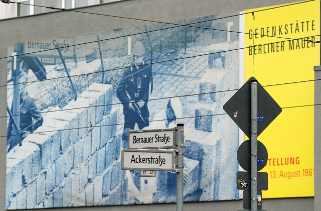 W Berlinie rozpoczęły się oficjalne uroczystości 50. rocznicy wzniesienia muru, który przez 28 lat oddzielał wschodnią i zachodnią część miasta.
