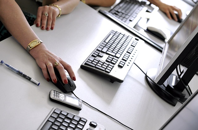 Szkoły wyższe będą mogły kształcić przez internet praktycznie bez limitów - pisze Rzeczpospolita. Według informacji dziennika, projekt rozporządzenia w sprawie e-learningu jest już gotowy, czeka tylko na podpis ministra edukacji.