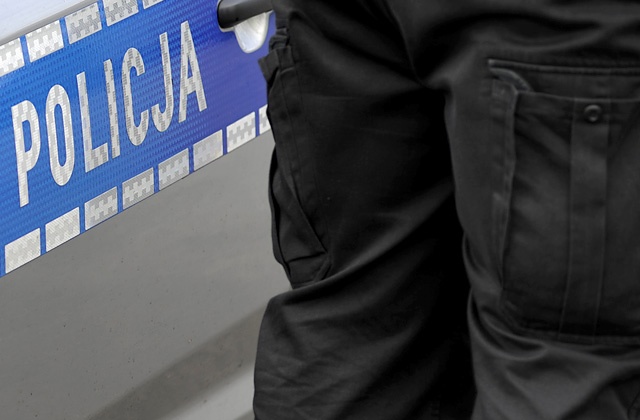 Komendant Wojewódzki Policji w Gdańsku polecił wszcząć postępowanie wyjaśniające w sprawie obiadu dowożonego przez radiowóz na sygnale. Do zdarzenia doszło w Łebie, zajście zarejestrowała kamera miejskiego monitoringu.