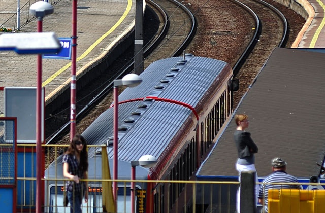Nie będzie zapowiadanego na piątek i sobotę strajku na kolei. Zarząd spółki Przewozy Regionalne przyjął postulaty związkowców. Blisko 6-godzinne rozmowy zakończyły się 10 minut przed północą.