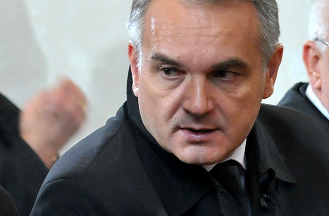 Wicepremier Waldemar Pawlak uważa, że odsetki z rachunków i lokat długoterminowych oraz obligacji powinny być zwolnione z podatku dochodowego Minister gospodarki przedstawił taką propozycję ministrowi finansów Jackowi Rostowskiemu. Zdaniem wicepremiera Pawlaka, zwolnienie z tzw. podatku Belki środków zgromadzonych na rachunkach i lokatach o terminie zapadalności powyżej jednego roku, byłoby zachętą dla obywateli do oszczędzania długoterminowego.