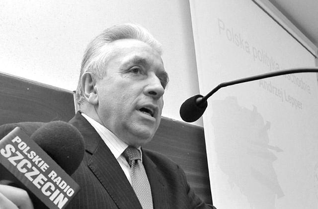 Prokuratura Generalna nie znalazła dowodów, mogących świadczyć o tym, że do śmierci Andrzeja Leppera przyczyniły się osoby trzecie. Dziś Bogusław Michalski z Prokuratury Generalnej zdawał sprawozdanie przed sejmową komisją sprawiedliwości. Jak wyjaśnił, według ustaleń prokuratury, przewodniczący Samoobrony zginął śmiercią samobójczą.