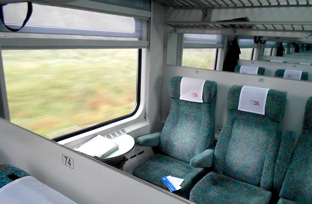 Od pierwszego września do 10 grudnia będzie obowiązywać okresowo zmieniany rozkład jazdy pociągów. PKP Intercity tłumaczy, że zmiany są związane z pracami na liniach kolejowych. W związku z tym spółka zapowiada uruchomienie dla pasażerów 13 dodatkowych punktów informacyjnych na największych dworcach. Będą to zarówno punkty stacjonarne, jak również mobilne, gdzie pracownicy ubrani w kamizelki z logo Spółki udzielą informacji podróżnym.