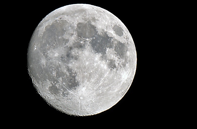 NASA opublikowała szczegółowe zdjęcia powierzchni Księżyca. Widać na nich ślady pobytu człowieka na srebrnym globie sprzed niemal 40 lat.