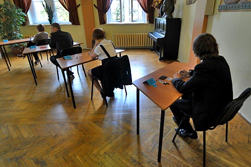 To prawie 65 tysięcy tegorocznych absolwentów szkół ponadgimnazjalnych. 13 procent zdających oblało tylko jeden przedmiot, więc mają prawo podejść do egzaminów poprawkowych w sierpniu.