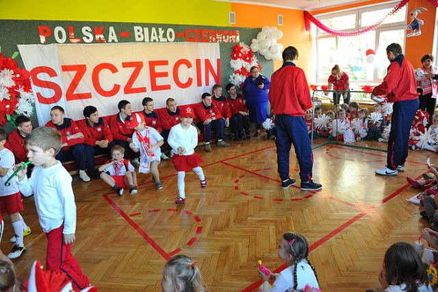 Kadra w Źródełku - fot. Łukasz Szełemej [PR Szczecin] Reprezentanci Polski zagrali z przedszkolakami [WIDEO, ZDJĘCIA]