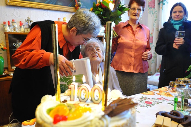 100. urodziny Eugenii Hauft - fot. Łukasz Szełemej [PR Szczecin] Józef Paterski i Eugenia Hauft skończyli 100 lat. Były kwiaty i ... koce [WIDEO, ZDJĘCIA]