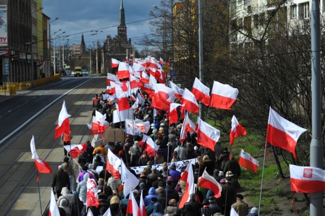 W obronie wolnych mediów manifestują dziś w Szczecinie zwolennicy Telewizji Trwam. Fot. Łukasz Szełemej [PR Szczecin] Marsz w obronie wolnych mediów [ZDJĘCIA]