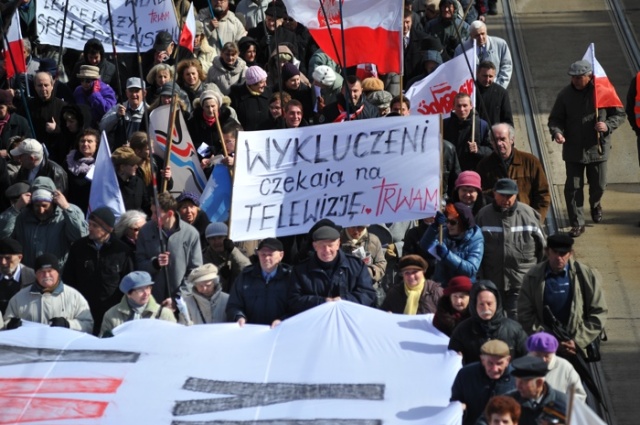 W obronie wolnych mediów manifestują dziś w Szczecinie zwolennicy Telewizji Trwam. Fot. Łukasz Szełemej [PR Szczecin] Marsz w obronie wolnych mediów [ZDJĘCIA]