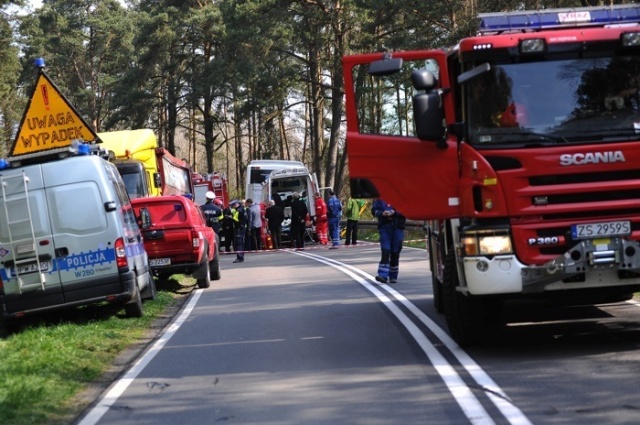 Wszyscy ranni to pasażerowie autobusu, którym jechało 57 osób. Fot. Łukasz Szełemej [PR Szczecin] Stargard: 24 osoby ranne w wypadku autobusu [WIDEO, ZDJĘCIA]