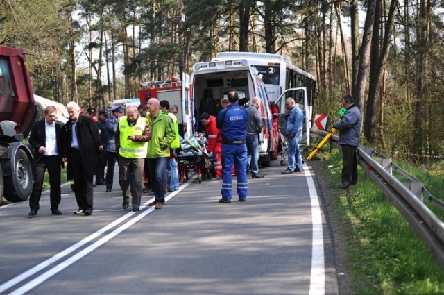 Wszyscy ranni to pasażerowie autobusu, którym jechało 57 osób. Fot. Łukasz Szełemej [PR Szczecin] Stargard: 24 osoby ranne w wypadku autobusu [WIDEO, ZDJĘCIA]