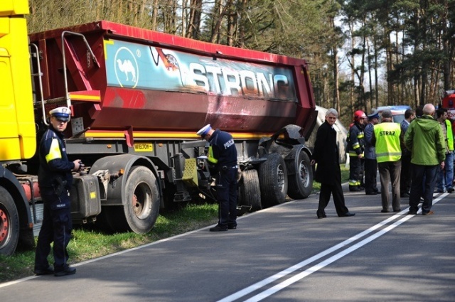 Wszyscy ranni to pasażerowie autobusu, którym jechało 57 osób. Fot. Łukasz Szełemej [PR Szczecin] Stargard: 24 osoby ranne w wypadku autobusu [WIDEO, ZDJĘCIA]