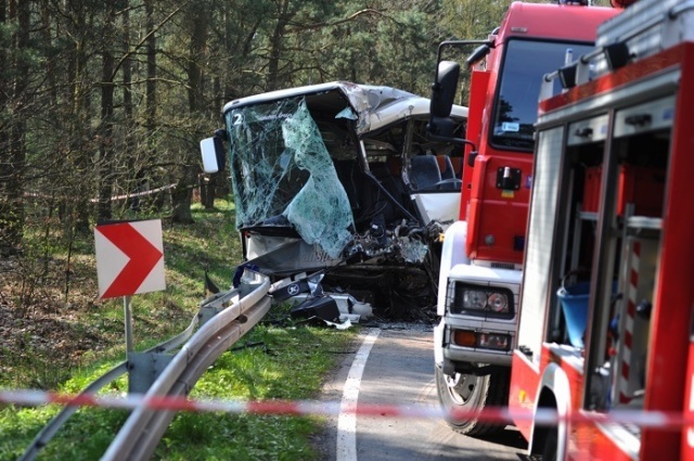 Wszyscy ranni to pasażerowie autobusu, którym jechało 57 osób. Fot. Łukasz Szełemej [PR Szczecin] Stargard: 24 osoby ranne w wypadku autobusu [WIDEO, ZDJĘCIA]