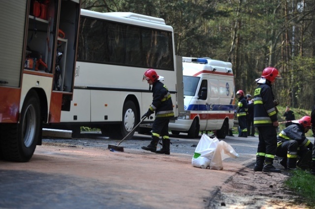 Wszyscy ranni to pasażerowie autobusu, którym jechało 57 osób. Fot. Łukasz Szełemej [PR Szczecin] Stargard: 24 osoby ranne w wypadku autobusu [WIDEO, ZDJĘCIA]