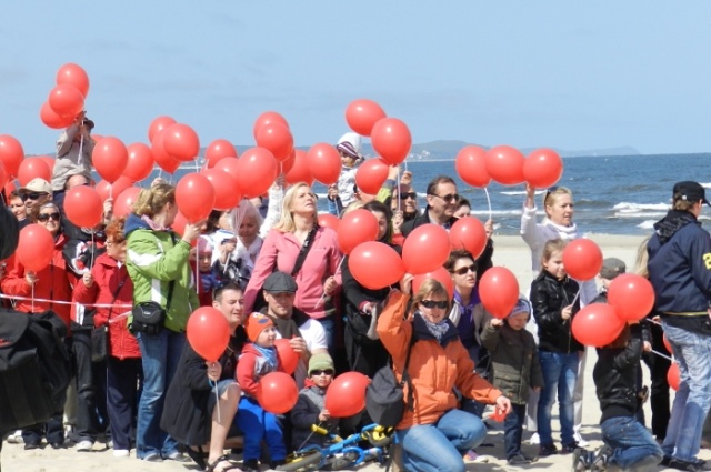 Prawie 200 osób przyszło dziś na świnoujską plażę, by uczcić Święto Flagi Narodowej. Fot. UM Świnoujście. Co w tym roku powstało na świnoujskiej plaży? [ZDJĘCIA]
