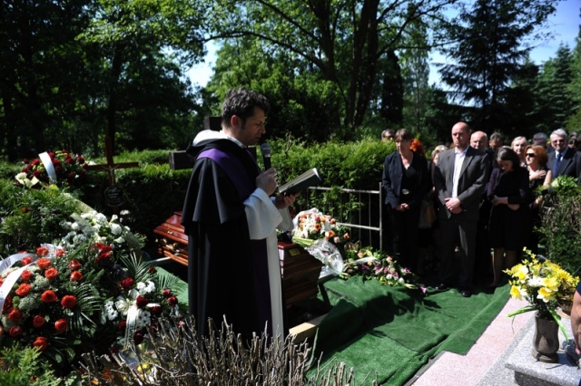 Rodzina oraz przyjaciele: dziennikarze, biznesmeni, politycy i fotograficy pożegnali dzisiaj na Cmentarzu Centralnym fotoreportera Kuriera Szczecińskiego Sławomira Borka. Fot. Łukasz Szełemej [PR Szczecin] "Miał talent w wyłapywaniu ciekawych sytuacji"