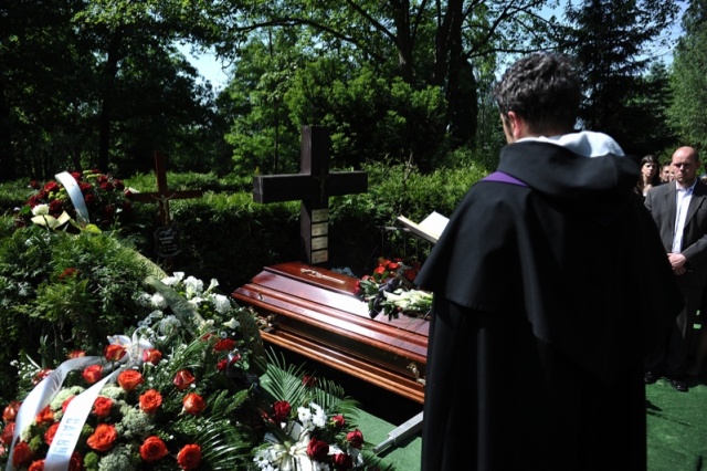 Rodzina oraz przyjaciele: dziennikarze, biznesmeni, politycy i fotograficy pożegnali dzisiaj na Cmentarzu Centralnym fotoreportera Kuriera Szczecińskiego Sławomira Borka. Fot. Łukasz Szełemej [PR Szczecin] "Miał talent w wyłapywaniu ciekawych sytuacji"