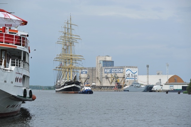 Owacyjnie witany przez szczecinian żaglowiec "Dar Młodzieży" przybił do nabrzeża Wałów Chrobrego przed godz. 16, by po raz kolejny być atrakcją Dni Morza - Sail Szczecin. Godzinę po nim zawinął też "Kruzenstern". Fot. Łukasz Szełemej [PR Szczecin] Dni Morza: Pierwsze żaglowce już w Szczecinie [DUŻO ZDJĘĆ]