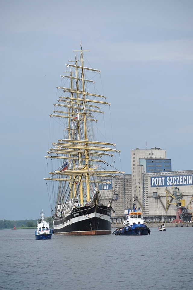 Owacyjnie witany przez szczecinian żaglowiec "Dar Młodzieży" przybił do nabrzeża Wałów Chrobrego przed godz. 16, by po raz kolejny być atrakcją Dni Morza - Sail Szczecin. Godzinę po nim zawinął też "Kruzenstern". Fot. Łukasz Szełemej [PR Szczecin] Dni Morza: Pierwsze żaglowce już w Szczecinie [DUŻO ZDJĘĆ]