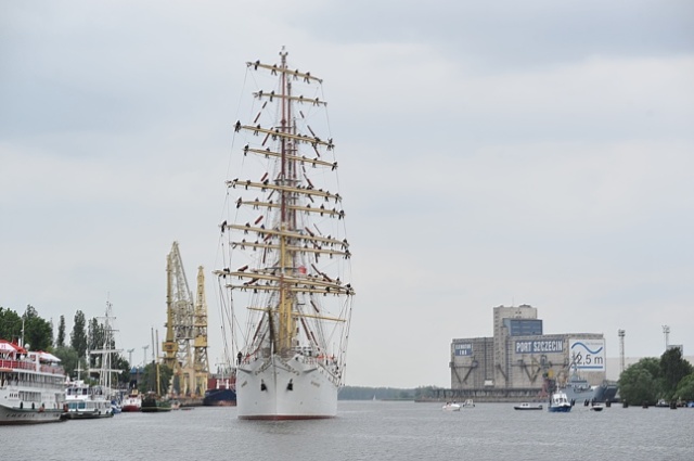 Owacyjnie witany przez szczecinian żaglowiec "Dar Młodzieży" przybił do nabrzeża Wałów Chrobrego przed godz. 16, by po raz kolejny być atrakcją Dni Morza - Sail Szczecin. Godzinę po nim zawinął też "Kruzenstern". Fot. Łukasz Szełemej [PR Szczecin] Dni Morza: Pierwsze żaglowce już w Szczecinie [DUŻO ZDJĘĆ]
