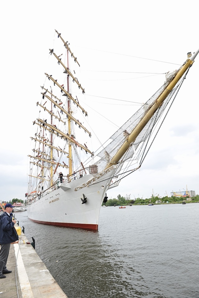 Owacyjnie witany przez szczecinian żaglowiec "Dar Młodzieży" przybił do nabrzeża Wałów Chrobrego przed godz. 16, by po raz kolejny być atrakcją Dni Morza - Sail Szczecin. Godzinę po nim zawinął też "Kruzenstern". Fot. Łukasz Szełemej [PR Szczecin] Dni Morza: Pierwsze żaglowce już w Szczecinie [DUŻO ZDJĘĆ]
