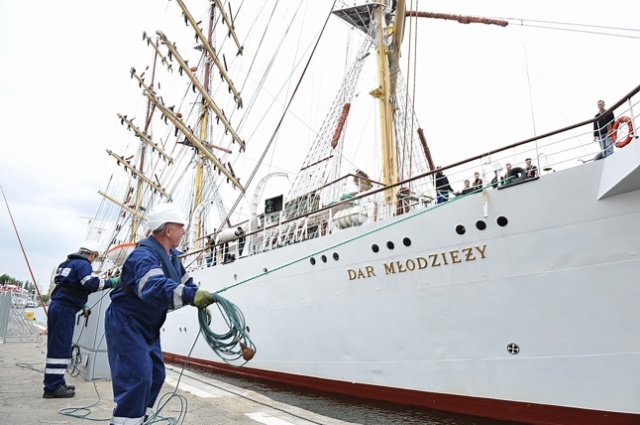 Owacyjnie witany przez szczecinian żaglowiec "Dar Młodzieży" przybił do nabrzeża Wałów Chrobrego przed godz. 16, by po raz kolejny być atrakcją Dni Morza - Sail Szczecin. Godzinę po nim zawinął też "Kruzenstern". Fot. Łukasz Szełemej [PR Szczecin] Dni Morza: Pierwsze żaglowce już w Szczecinie [DUŻO ZDJĘĆ]