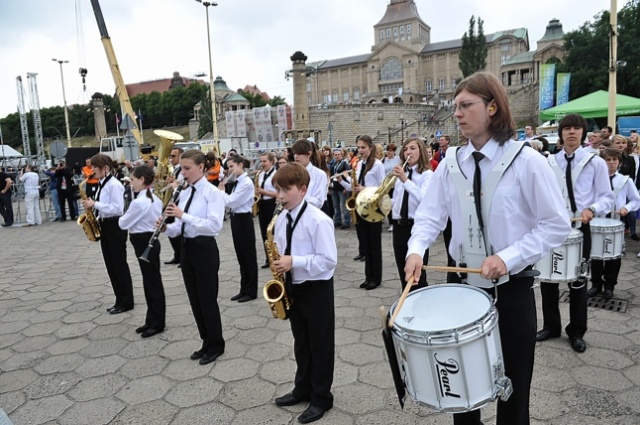 Owacyjnie witany przez szczecinian żaglowiec "Dar Młodzieży" przybił do nabrzeża Wałów Chrobrego przed godz. 16, by po raz kolejny być atrakcją Dni Morza - Sail Szczecin. Godzinę po nim zawinął też "Kruzenstern". Fot. Łukasz Szełemej [PR Szczecin] Dni Morza: Pierwsze żaglowce już w Szczecinie [DUŻO ZDJĘĆ]