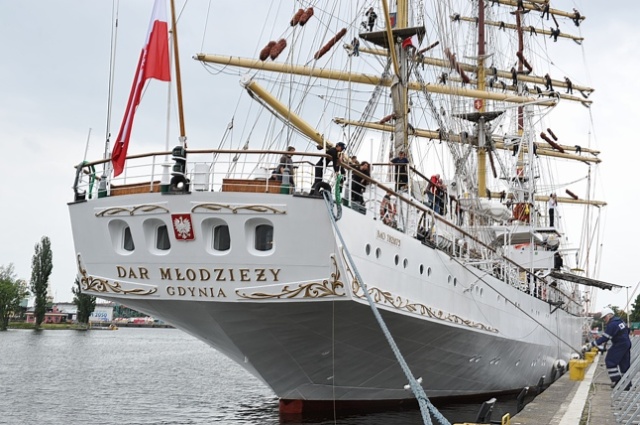 Owacyjnie witany przez szczecinian żaglowiec "Dar Młodzieży" przybił do nabrzeża Wałów Chrobrego przed godz. 16, by po raz kolejny być atrakcją Dni Morza - Sail Szczecin. Godzinę po nim zawinął też "Kruzenstern". Fot. Łukasz Szełemej [PR Szczecin] Dni Morza: Pierwsze żaglowce już w Szczecinie [DUŻO ZDJĘĆ]