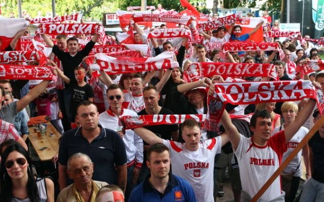 Kibica biało-czerwonych dopingowały setki szczecinian. Fot. Piotr Kołodziejski [PR Szczecin] Polska remisuje z Grecją. Wśród szczecinian emocje[ZDJĘCIA]