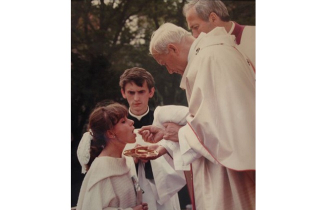 Jan Paweł II udziela komunii świętej Ewie Szlaskiej (wówczas Stasiak). Fot. Archiwum prywatne. 25 lat temu w Szczecinie był papież [ZDJĘCIA]