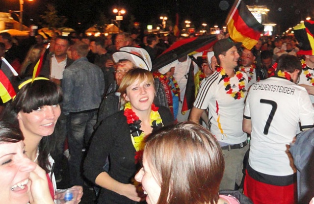 Holandia przegrała z Niemcami w Charkowie 1:2. Tak bawili się Niemcy w Strefie Kibica w Berlinie. Fot. Monika Stefanek [PR Szczecin] Niemcy prawie w ćwierćfinale [ZDJĘCIA]
