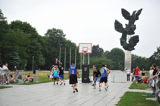 Reprezentanci Polski w koszykówce, szczecinianie Szymon Szewczyk i Tomasz Gielo, propagują w naszym mieście basket. Prowadzili specjalne treningi, koszykarskie warsztaty oraz zagrali w ulicznym turnieju. Fot. Łukasz Szełemej [PR Szczecin] Koszykówka dla każdego [ZDJĘCIA]