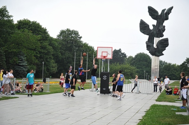 Reprezentanci Polski w koszykówce, szczecinianie Szymon Szewczyk i Tomasz Gielo, propagują w naszym mieście basket. Prowadzili specjalne treningi, koszykarskie warsztaty oraz zagrali w ulicznym turnieju. Fot. Łukasz Szełemej [PR Szczecin] Koszykówka dla każdego [ZDJĘCIA]