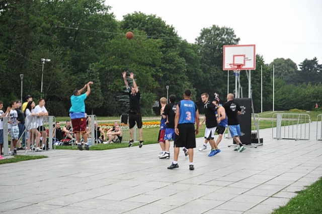 Reprezentanci Polski w koszykówce, szczecinianie Szymon Szewczyk i Tomasz Gielo, propagują w naszym mieście basket. Prowadzili specjalne treningi, koszykarskie warsztaty oraz zagrali w ulicznym turnieju. Fot. Łukasz Szełemej [PR Szczecin] Koszykówka dla każdego [ZDJĘCIA]