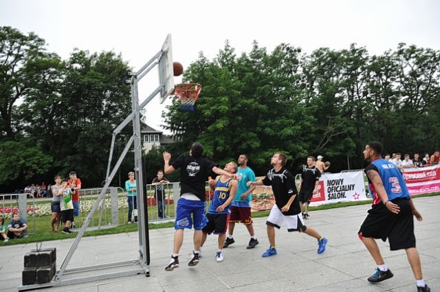 Reprezentanci Polski w koszykówce, szczecinianie Szymon Szewczyk i Tomasz Gielo, propagują w naszym mieście basket. Prowadzili specjalne treningi, koszykarskie warsztaty oraz zagrali w ulicznym turnieju. Fot. Łukasz Szełemej [PR Szczecin] Koszykówka dla każdego [ZDJĘCIA]