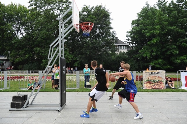 Reprezentanci Polski w koszykówce, szczecinianie Szymon Szewczyk i Tomasz Gielo, propagują w naszym mieście basket. Prowadzili specjalne treningi, koszykarskie warsztaty oraz zagrali w ulicznym turnieju. Fot. Łukasz Szełemej [PR Szczecin] Koszykówka dla każdego [ZDJĘCIA]