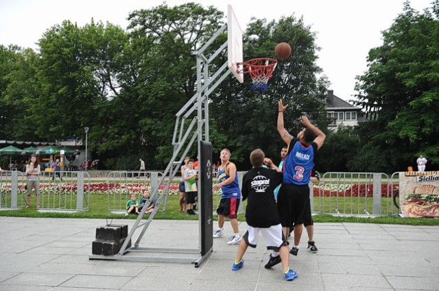 Reprezentanci Polski w koszykówce, szczecinianie Szymon Szewczyk i Tomasz Gielo, propagują w naszym mieście basket. Prowadzili specjalne treningi, koszykarskie warsztaty oraz zagrali w ulicznym turnieju. Fot. Łukasz Szełemej [PR Szczecin] Koszykówka dla każdego [ZDJĘCIA]