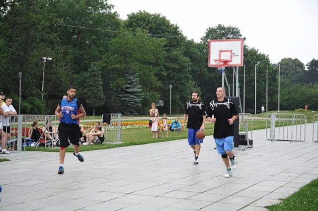 Reprezentanci Polski w koszykówce, szczecinianie Szymon Szewczyk i Tomasz Gielo, propagują w naszym mieście basket. Prowadzili specjalne treningi, koszykarskie warsztaty oraz zagrali w ulicznym turnieju. Fot. Łukasz Szełemej [PR Szczecin] Koszykówka dla każdego [ZDJĘCIA]