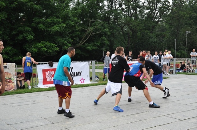 Reprezentanci Polski w koszykówce, szczecinianie Szymon Szewczyk i Tomasz Gielo, propagują w naszym mieście basket. Prowadzili specjalne treningi, koszykarskie warsztaty oraz zagrali w ulicznym turnieju. Fot. Łukasz Szełemej [PR Szczecin] Koszykówka dla każdego [ZDJĘCIA]