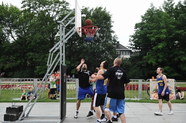 Reprezentanci Polski w koszykówce, szczecinianie Szymon Szewczyk i Tomasz Gielo, propagują w naszym mieście basket. Prowadzili specjalne treningi, koszykarskie warsztaty oraz zagrali w ulicznym turnieju. Fot. Łukasz Szełemej [PR Szczecin] Koszykówka dla każdego [ZDJĘCIA]