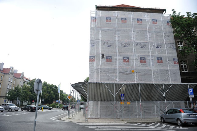 Wielki remont elewacji magistratu ruszył pełną parą. Fot. Łukasz Szełemej [PR Szczecin] Magistrat odzyskuje przedwojenne barwy [ZDJĘCIA]