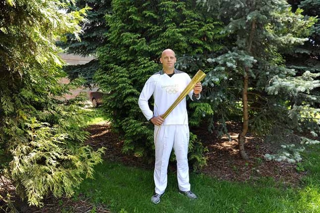 Paweł Zdanowicz ze zniczem olimpijskim - fot. Łukasz Szełemej [PR Szczecin] Znicz olimpijski przyleciał do Radia Szczecin [WIDEO, ZDJĘCIA]